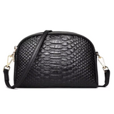Cora — Malá crossbody kabelka s exotickou texturou