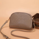 Cora — Malá crossbody kabelka s exotickou texturou